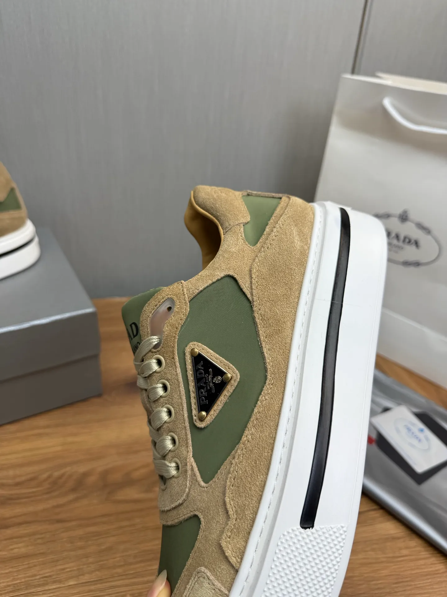 Men's shoes 💰580💰 [PRADA] Hot-selling men's shoes shipped 👏Official website synchronized ⬆️ Original cowhide fabric + cowhide lining, cowhide feet 🐮 1:1 shipment ✔️Original original sole, 38-45 (45. Customized, non-refundable)